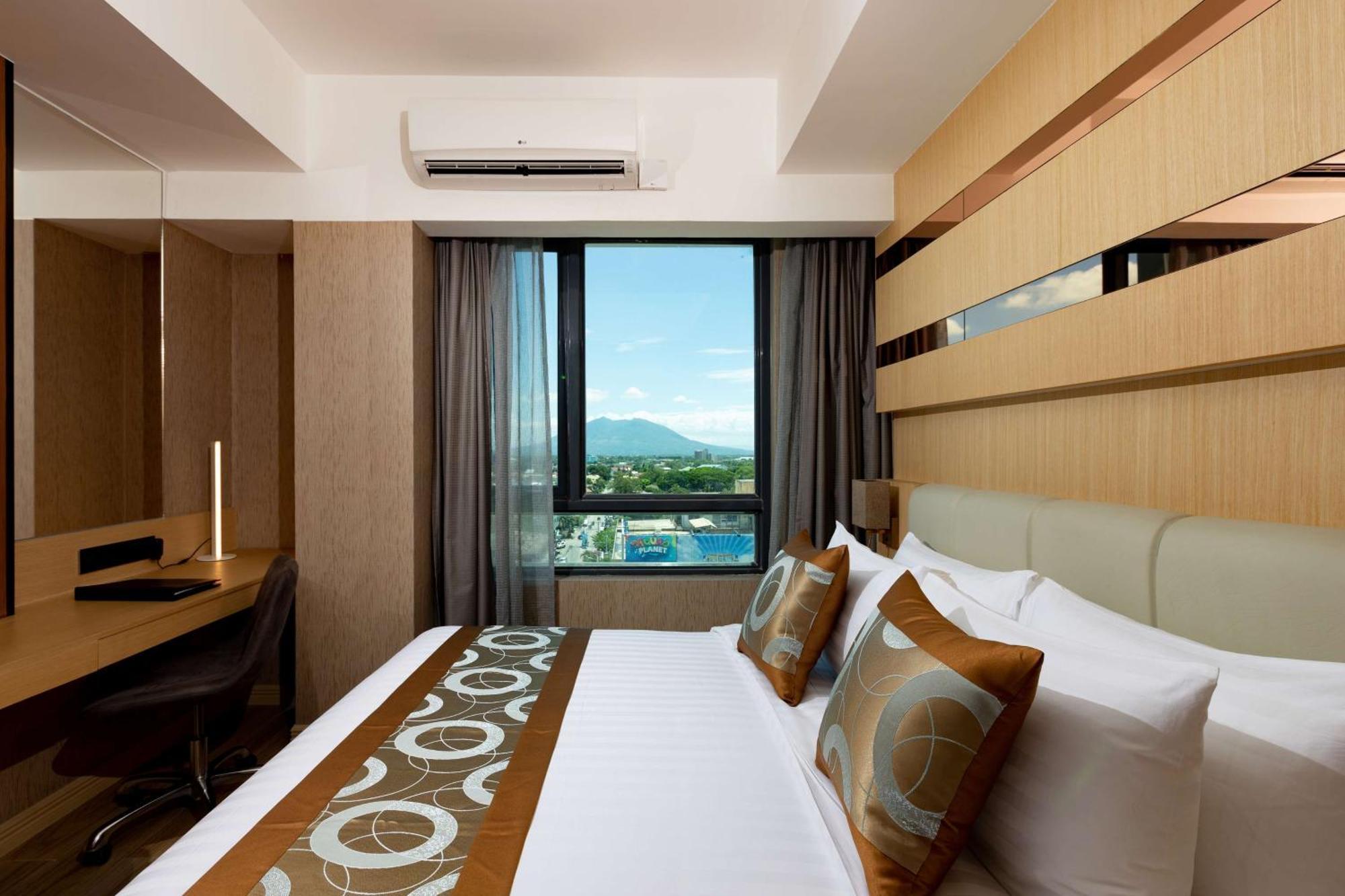 Western Metro Clark Hotel Angeles
